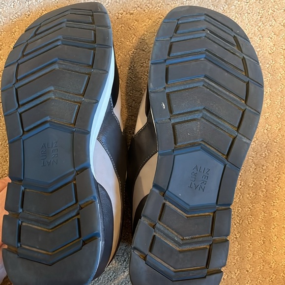 Naturalizer, gray and black slip on tennis shoes size 11 - Picture 4 of 4